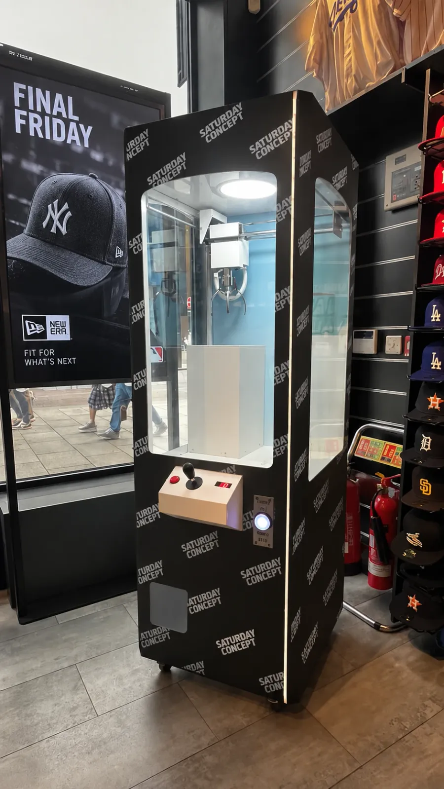 Máquina de gancho vinilada con la marca Saturday Concept, instalada en una tienda